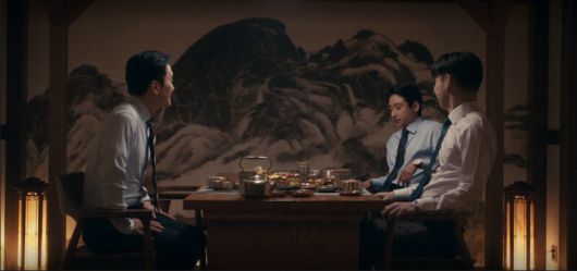 ‘협상의 기술’ 8회. 하 전무(맨 왼쪽)가 사모엘펀드에 550억원을 더 빌려달라고 협상하는 장면. 하 전무는 오너리스크 등 민감한 정보를 누설해가며, 주식 담보를 두배로 제공하고 이자율은 엄청나게 높이는 위험한 거래를 추진한다. 제이티비시(JTBC) 제공