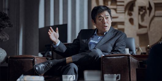 ‘협상의 기술’ 12회. 산업화 세대의 상징처럼 보이는 송 회장. 직원의 실력보다 자신에 대한 충성도를 시험하며, 마치 왕처럼 군다. 제이티비시(JTBC) 제공