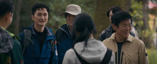 ‘협상의 기술’ 10회. 송 회장(맨 오른쪽)이 매각한 건설업을 다시 하려는 꼼수를 쓰려고 관계자들을 불러 모았다가, 산인건설 매수자에게 들키자 머쓱해하는 장면. 제이티비시(JTBC) 제공