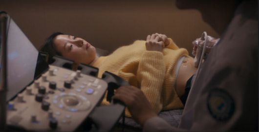 ‘협상의 기술’ 12회. 송 회장이 눈여겨 보았던 여의사가 산부인과에서 태아가 아들임을 듣는 장면. 남편은 테오 이사로, 오묘한 표정을 짓는다. 즉 테오 이사가 송 회장을 ‘승계하는’ 아들이며, 부자 사이에 애증이 있음을 짐작케 한다. 제이티비시(JTBC) 제공