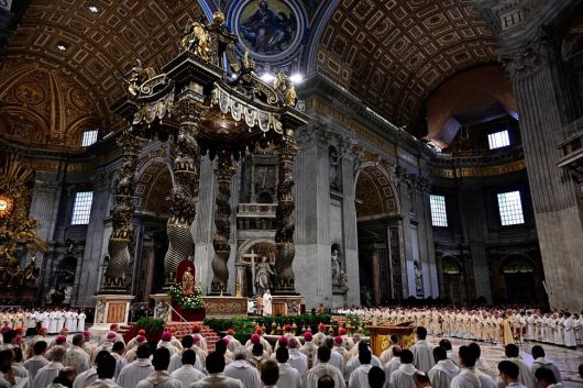 도메니코 칼 카뇨 추기경이 1일(현지시각) 바티칸 성 베드로 성당에서 부활주간 성 목요일 미사를 집전하고 있다. 바티칸/AFP 연합뉴스