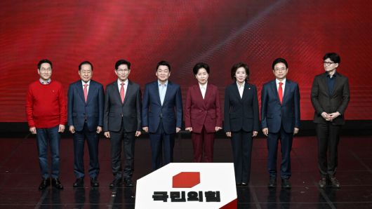 18일 서울 강서구 ASSA아트홀에서 열린 ‘제21대 대통령후보자 국민의힘 1차 경선 후보자 비전대회’ 에 참석한 후보들이 기념촬영 하고 있다. 왼쪽부터 유정복, 홍준표, 김문수, 안철수, 양향자, 나경원, 이철우, 한동훈 후보. 국회사진기자단