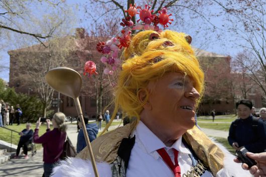17일(현지시각) 미국 매사추세츠주 케임브리지 하버드대 캠퍼스에서 하버드대 학생, 교수 등이 집회에 참여하고 있는 가운데 도널드 트럼프 대통령 분장을 한 시위참가자 모습. 케임브리지/AP 연합뉴스