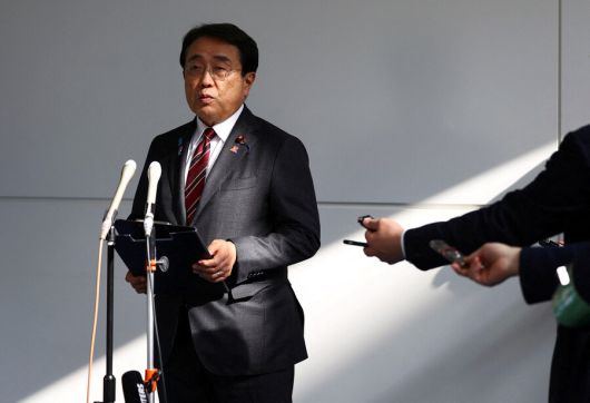 이카자와 료세이 일본 경제재생상이 18일 미국과 관세 협상을 위한 회담을 마치고 귀국한 뒤 도쿄 하네다 공항에서 현지 취재진 질문에 답하고 있다. 로이터 연합뉴스