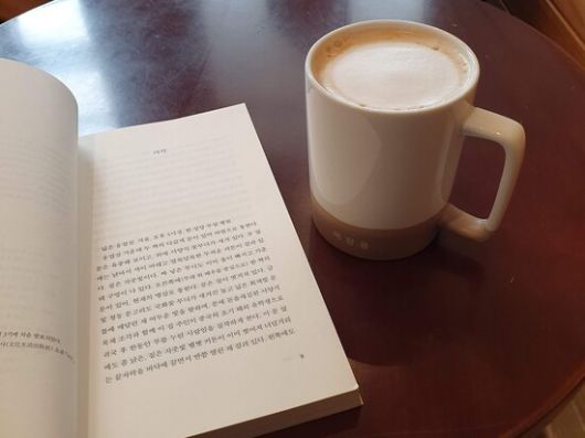 출근 전 카페에서 책을 보는 것도 송지언씨의 하루 루틴 중 하나다. 사진의 책은 차오위의 ‘뇌우’. 한은형 제공