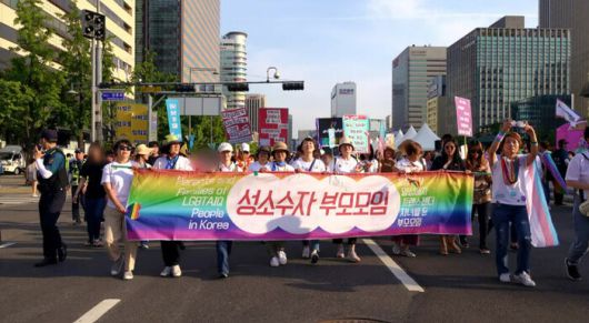 자식의 커밍아웃 이후 성소수자 부모 모임에서 활동하게 된 나비와 비비안의 이야기를 담은 다큐멘터리 영화 ‘너에게 가는 길’ 한 장면. 엣나인필름 제공