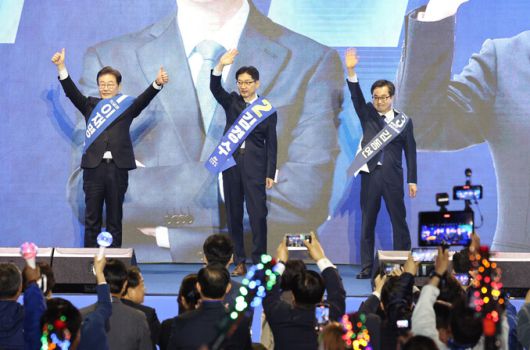 더불어민주당 대선 경선 후보들이 20일 울산시 울주군 울산전시컨벤션센터에서 열린 영남권 합동연설회에서 당원들에게 인사하고 있다. 윤운식 선임기자 yws@hani.co.kr