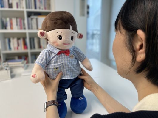 지난 9일 반려로봇 ’효돌’과 기자가 대화를 나누고 있다.