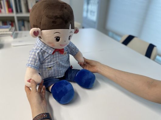 효돌은 탁자 위에 앉혀놓고 대화하기 좋은 크기였다.