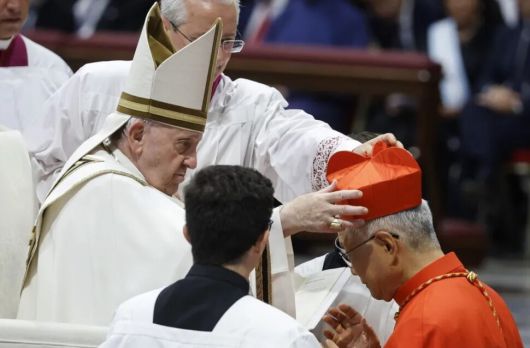 2022년 8월27일 바티칸 성베드로대성당에서 거행된 추기경 서임식에서 프란치스코 교황이 유흥식 추기경에게 추기경의 상징인 각모를 씌워주고 있다. 바티칸/EPA 연합뉴스