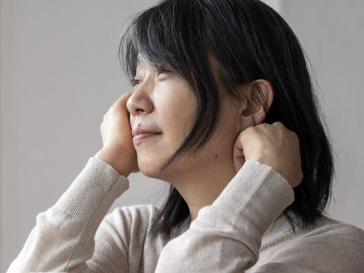 2024년 노벨 문학상 수상 이후 첫 책으로 산문집 ‘빛과 실’을 펴낸 한강 작가. ⓒ전명은, 문학과지성사 제공