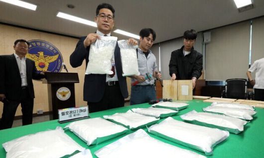 2023년 10월10일 서울 영등포경찰서 백해룡 형사2과장이 말레이시아에서 필로폰을 국내로 밀반입한 마약 밀매 조직 검거를 발표하면서 증거물을 보이고 있다. 연합뉴스