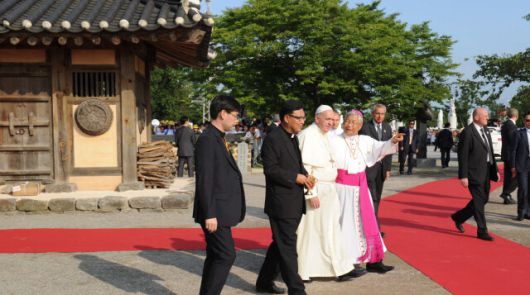 유흥식 추기경이 대전교구장이던 2014년 충남 당진시 솔뫼성지를 방문한 프란치스코 교황을 안내하고 있다. 연합뉴스
