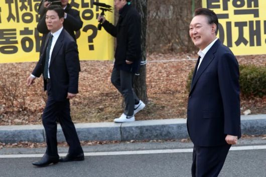 김성훈 대통령경호처 차장(왼쪽)이 지난 3월8일 오후 경기 의왕시 서울구치소에서 구속 취소로 풀려난 윤석열 전 대통령을 경호하고 있다. 김영원 기자 forever@hani.co.kr