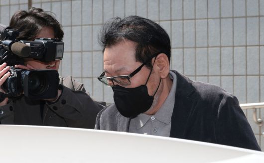 2018년 지방선거 당시 불법 정치자금을 수수한 혐의로 기소된 무속인 ‘건진법사’ 전성배씨가 7일 서울 양천구 남부지방법원에서 열린 재판을 마친 뒤 법원 청사를 나와 차량에 탑승하고 있다. 연합뉴스