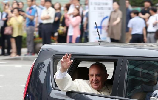 2014년 8월14일 방한한 프란치스코 교황이 서울 중구 을지로입구 교차로에서 궁정동 교황청대사관으로 향하며 시민들에게 손을 흔들며 인사하고 있다. 연합뉴스