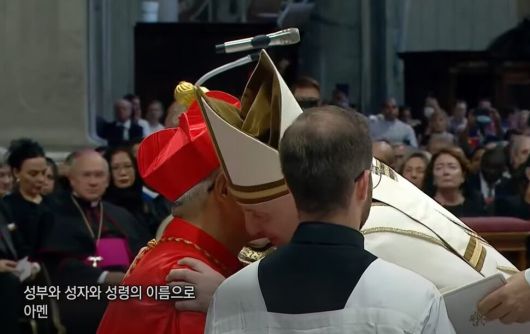 2022년 8월27일 바티칸 성베드로대성당에서 거행된 추기경 서임식. 프란치스코 교황이 유흥식 추기경과 포옹하고 있다. <평화방송> 유튜브 화면 갈무리
