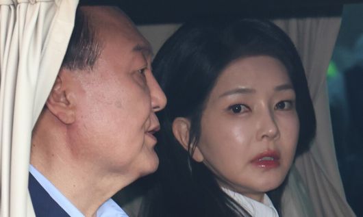 윤석열 전 대통령과 김건희씨가 11일 오후 서울 용산구 한남동 대통령 관저를 떠나고 있다. 공동취재사진
