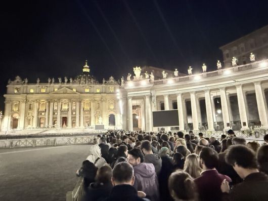 24일(현지시각) 새벽 성 베드로 성당에 안치된 프란치스코 교황을 보기 위한 조문객들의 긴 행렬. 사진 장예지 특파원 penj@hani.co.kr