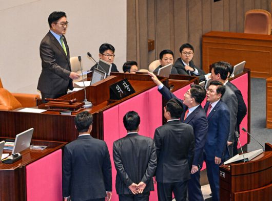 우원식 국회의장이 24일 국회 본회의에서 한덕수 대통령 권한대행 국무총리의 2025년도 추가경정예산안 시정연설 뒤 한 권한대행에 대한 발언을 하자, 권성동 국민의힘 원내대표가 연단 앞으로 나와 항의하고 있다. 공동취재사진