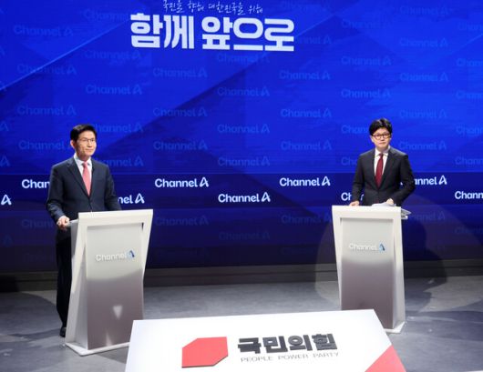 24일 서울 종로구 동아미디어센터 채널에이(A) 오픈스튜디오에서 국민의힘 대선 2차 경선 진출자인 김문수(왼쪽), 한동훈 후보가 토론을 준비하고 있다. 국회사진기자단