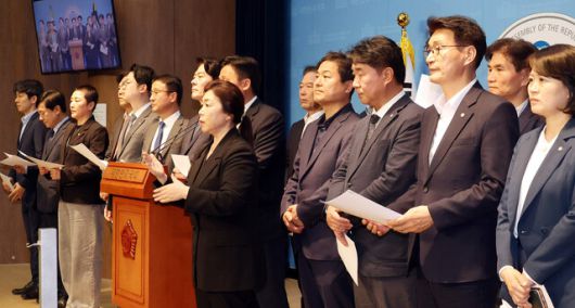 더불어민주당 전정권정치탄압대책위원회 위원들이 24일 서울 여의도 국회 소통관에서 문재인 전 대통령 기소 관련 긴급 기자회견을 하고 있다. 김경호 선임기자 jijae@hani.co.kr