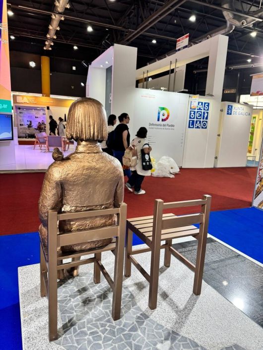 부에노스아이레스 국제도서박람회에 설치된 소녀상. 아르헨티나 한인회 제공