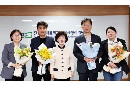 23일 열린 제108차 전체위원회가 시작하기 전 이날로 임기를 끝내는 위원들과 위원장이 기념촬영을 했다. 사진만 보면 평화로워 보인다. 왼쪽부터 이상희·이상훈 위원, 박선영 위원장, 차기환·이옥남 위원. 오동석 위원은 이날 개인 사정으로 불참했다. 진실화해위 제공