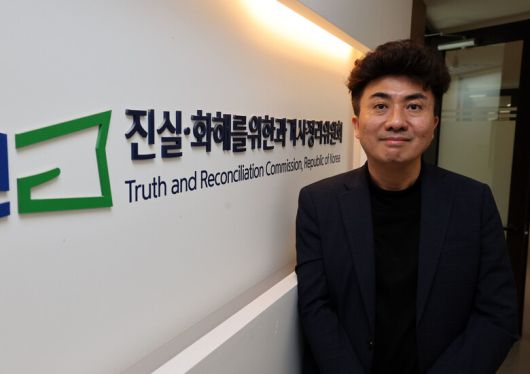 22일 이상훈 상임위원이 인터뷰에 앞서 서울 중구 진실화해위 6층 입구에서 포즈를 취하고 있다. 김태형 기자 xogud555@hani.co.kr