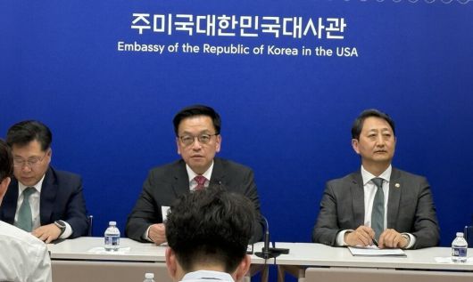 최상목 부총리 겸 기획재정부 장관이 24일(현지시각) 오후 미국 워싱턴 디시(D.C.) 주미 한국대사관에서 ‘2+2 고위급 통상 협의’ 내용을 설명하고 있다. 워싱턴/김원철 기자