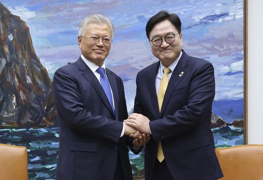 4·27 판문점선언 7주년 기념식 참석차 국회를 방문한 문재인 전 대통령과 우원식 국회의장이 25일 오후 서울 여의도 국회 의장실에서 기념촬영을 하고 있다. 국회사진기자단