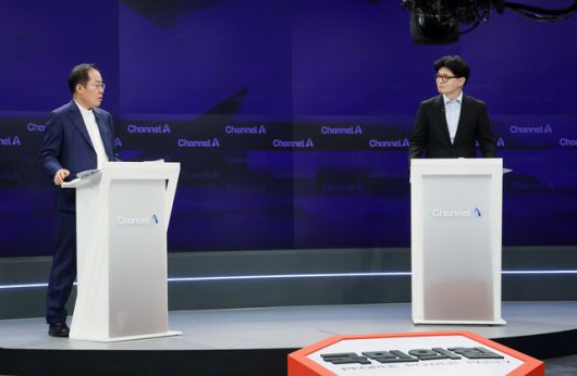 25일 서울 종로구 채널에이(A) 스튜디오에서 국민의힘 대선 후보 2차 경선 진출자인 홍준표(왼쪽)·한동훈 후보가 일대일 토론 시작을 기다리고 있다. 국회사진기자단