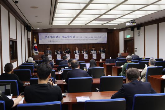 올해로 3회째를 맞은 문익환평화포럼은 한겨레경제사회연구원, 국회의원연구단체 한반도평화네트워크, 한신대 한반도평화학술원, 늦봄문익환기념사업회, 코리아컨센서스연구원이 공동주최했다. 조현경 한겨레경제사회연구원 부원장 gobogi@hani.co.kr