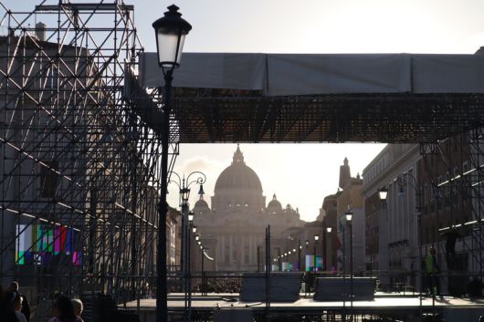 26일 바티칸 성 베드로 광장에서 열릴 프란치스코 교황의 장례식을 앞두고, 이탈리아 정부와 교황청은 주변 지역 교통을 통제하고, 대형 스크린을 설치하는 등 준비에 나서고 있다. 사진 장예지 특파원