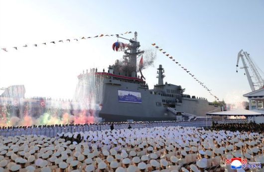 김정은 조선노동당 총비서 겸 국무위원장은 25일 남포조선소에서 열린 북한 최초의 5000t급 “새세대 다목적 공격형 구축함 제1호”(최현함) 진수식에 참석해 “해군 강화의 신호탄”이라고 평가한 뒤 “두번째 신호탄은 핵동력 잠수함 건조 사업”이라고 밝혔다. 조선중앙통신 연합뉴스