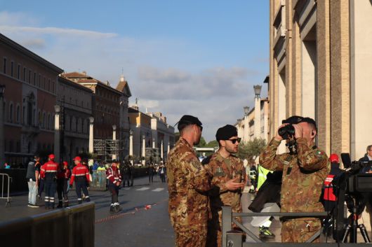 25일(현지시각) 로마 바티칸 성 베드로 광장 앞 모습. 26일 프란치스코 교황 장례식을 앞두고 보안이 강화되면서 군 병력도 투입됐다. 사진 장예지 특파원penj@hani.co.kr