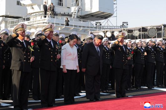 김정은 북한 국무위원장이 25일 남포조선소에서 5,000t급 신형구축함 \'최현호\' 진수식에 참석하고 있다. 조선중앙통신 연합뉴스