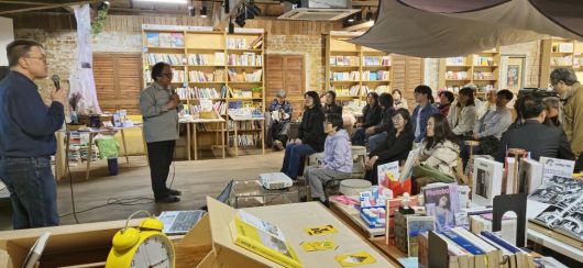 지난 12일 저녁 목포 포도책방의 세번째 북토크 저자 로버트 파우저(맨 왼쪽)와 포도책방 기획자 조 반장(왼쪽 두 번째)이 참가자들과 대화하고 있다.