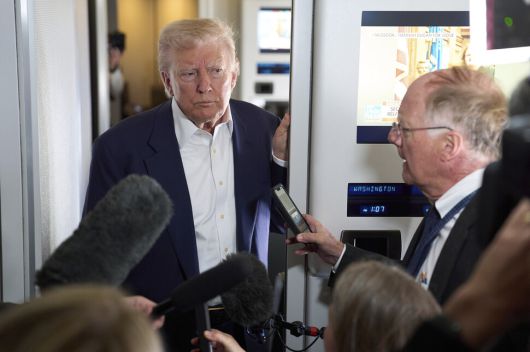 도널드 트럼프 미국 대통령이 25일 프란치스코 교황의 장례식에 참석하기 위해 로마로 이동하는 전용기 에어포스 원 안에서 기자들과 대화를 나누고 있다. 로마/AP 연합뉴스