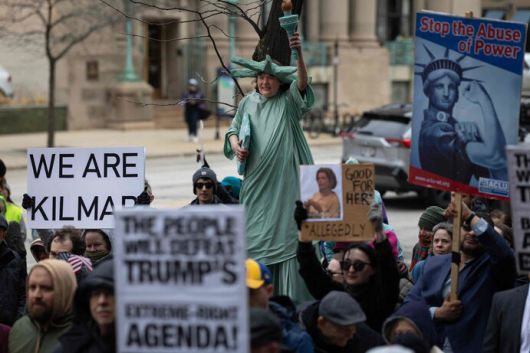 25일 해나 두건 판사가 체포당했다는 소식이 알려지자, 판사 체포에 항의하는 시위대가 밀워키 카운티 연방 법원 앞에서 시위를 벌이고 있다. AFP 연합뉴스