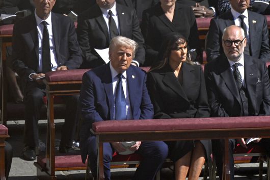 26일(현지시각) 바티칸 성 베드로 광장에서 열린 프란치스코 교황의 장례미사에 참석한 도널드 트럼프 미국 대통령과 영부인 멜라니아 트럼프. UPI연합뉴스