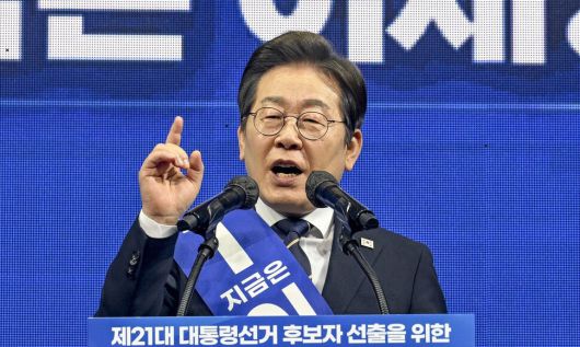 이재명 더불어민주당 대선 경선 후보가 4월 26일 광주 서구 김대중컨벤션센터에서 열린 ‘제21대 대통령선거 후보자 선출을 위한 호남권 합동연설회\\\'에서 연설하고 있다. 연합뉴스