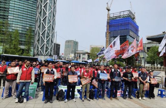 135번째 ‘세계 노동자의 날\'(5월 1일)을 나흘 앞둔 27일 건설노동자부터 학원 강사까지 다양한 직업을 가진 이주노동자 300여명(주최 쪽 추산)이 민주노총과 이주노조 등이 개최한 ‘2025년 세계노동절 이주노동자 메이데이’ 집회에 참석하기 위해 서울 종로구 보신각에 모였다. 박찬희 기자