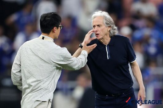 이정효 감독과 제주스 알힐랄 감독. 한국프로축구연맹 제공