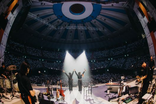 밴드 ‘잔나비’가 26일 서울 송파구 잠실실내체육관에서 열린 콘서트 ‘모든소년소녀들’에서 공연을 펼치고 있다. 페포니뮤직 제공