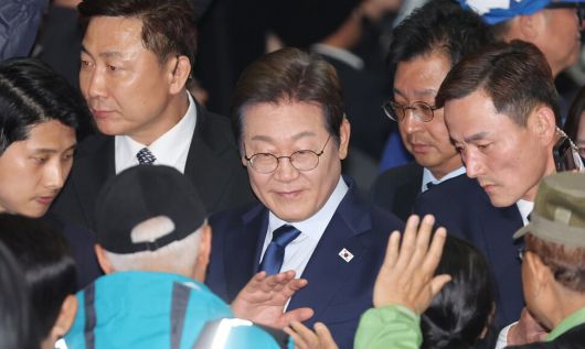 이재명 더불어민주당 대선 경선 후보가 27일 경기 고양시 킨텍스에서 열린 \\\'제21대 대통령선거 후보자 선출을 위한 수도권·강원·제주 경선 및 최종 후보자 선출 대회\\\'에 참석하며 지지자들과 인사하고 있다. 연합뉴스