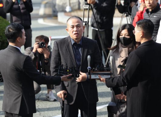 김건희 여사 공천 개입 의혹과 미래한국연구소의 불법 여론조사 의혹 등 사건의 핵심 인물인 명태균 씨가 지난해 11월8일 오전 경남 창원시 성산구 창원지방검찰청에 출석하며 기자들의 질문에 답하고 있다. 김봉규 선임기자 bong9@hani.co.kr