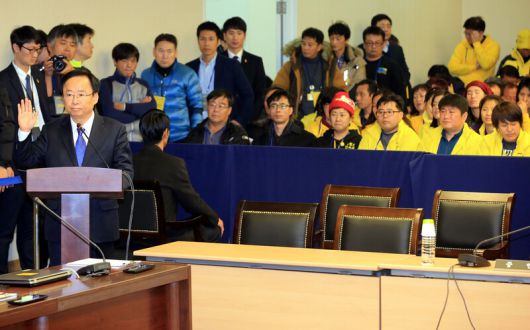 2015년 12월16일 오후 서울 명동 서울와이더블유시에이(YWCA) 강당에서 열린 4·16 세월호 참사 특별조사위원회 제1차 청문회 세번째 날 이주영 전 해양수산부 장관이 증인선서를 하고 있다. 김태형 기자 xogud555@hani.co.kr