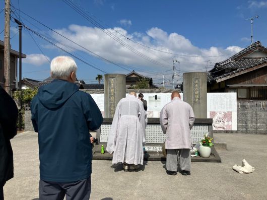 지난 1~3일 일본 야마구치현 조세이탄광 3차 발굴 조사에 앞서 희생자 위령비에서 묵념하는 모습. 장생탄광 희생자 귀향추진단 제공