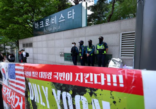 윤석열 전 대통령 부부와 건진법사 전성배씨 사이의 각종 의혹을 수사 중인 검찰이 윤 전 대통령의 사저에 대해 압수수색 중인 30일 서울 서초구 아크로비스타 모습. 연합뉴스